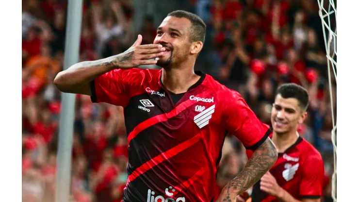 Foto: Gabriel Machado/AGIF - Zé Ivaldo, zagueiro do Athletico-PR
