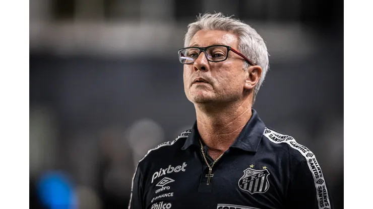 Foto: Raul Baretta / Santos FC - Odair Hellmann observa menino da base santista.