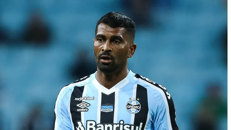 Foto: Pedro H. Tesch/AGIF - Thiago Santos briga por titularidade no Grêmio