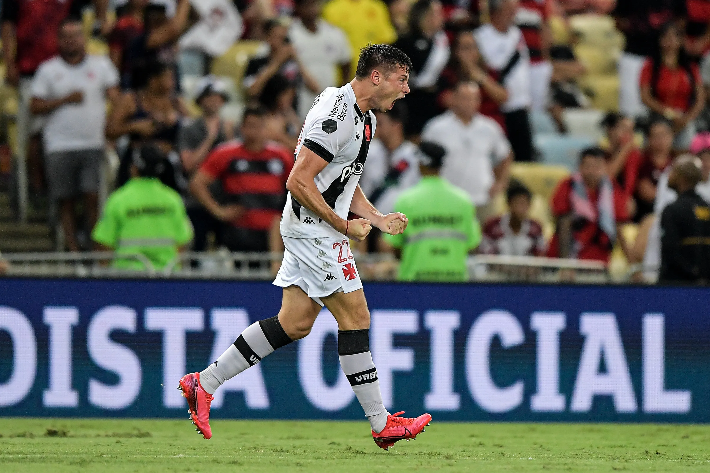 Foto: Thiago Ribeiro/AGIF – Capasso fez o gol do Vasco, mas virou ‘vilão’ no clássico