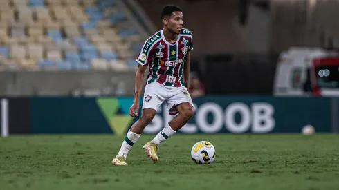 FOTO DE MARCELO GONÇALVES / FLUMINENSE FC - Alexsander comenta disputa com Marcelo.