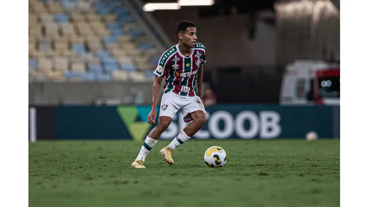 FOTO DE MARCELO GONÇALVES / FLUMINENSE FC - Alexsander comenta disputa com Marcelo.