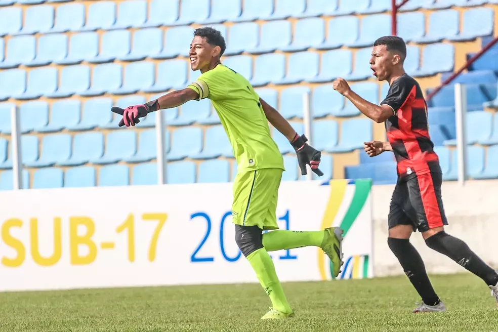 Goleiro Paulo Victor em comemoração por ter feito um golaço de falta – Foto: Ronald Felipe / Sport Club do Recife