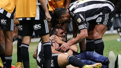 Paulinho comemora seu segundo gol na partida junto ao treinador Coudet (Foto: Gilson Junio/AGIF)