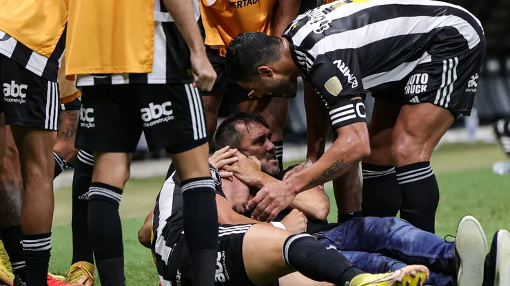Paulinho comemora seu segundo gol na partida junto ao treinador Coudet (Foto: Gilson Junio/AGIF)