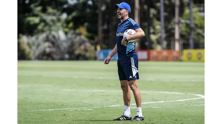 Foto: Gustavo Aleixo/Cruzeiro - Pezzolano tem problemas no elenco do Cruzeiro.