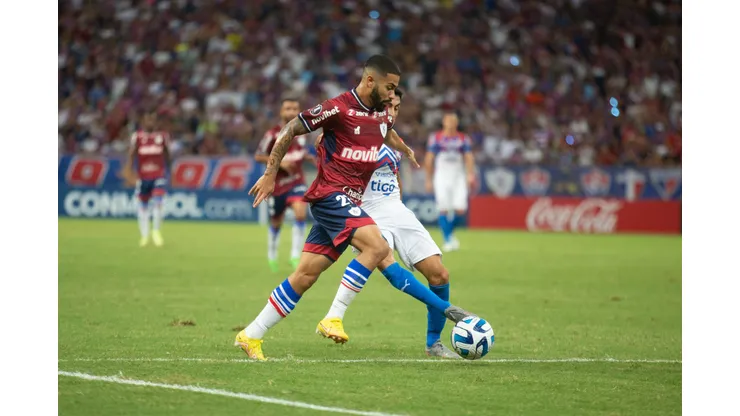 Lucas Emanuel/AGIF- Fortaleza e Cerro no duelo de ida realizado na Arena Castelão