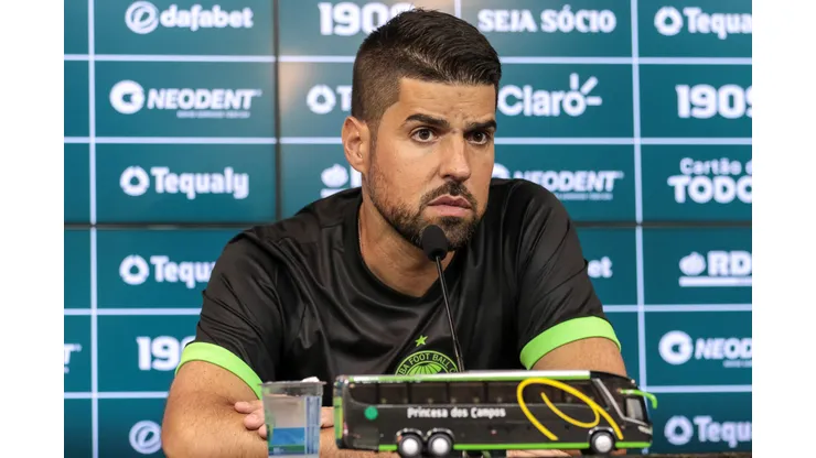 Foto: Robson Mafra/AGIF - António Oliveira, técnico do Coritiba