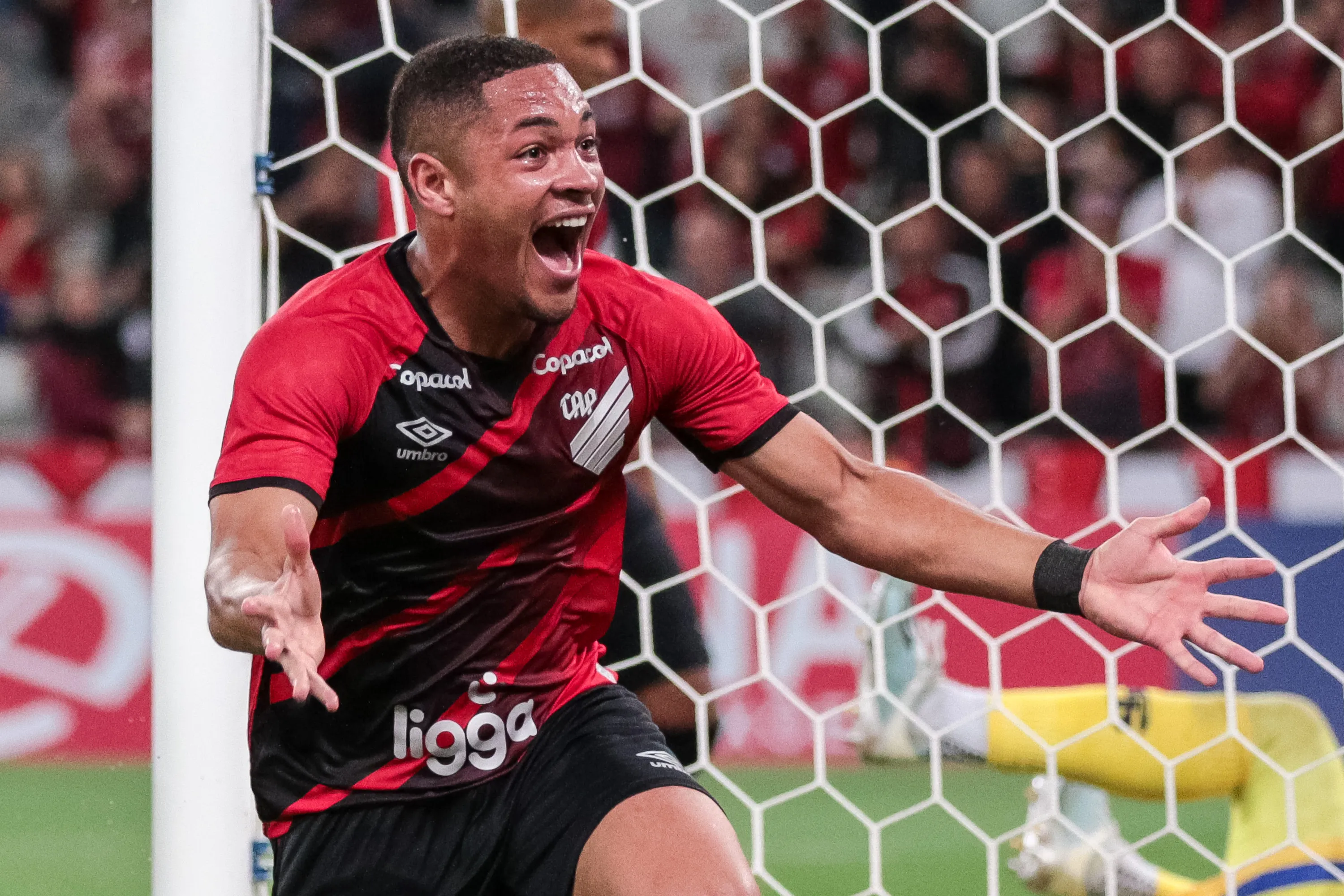 Foto: Robson Mafra/AGIF - Vitor Roque marcou dois gols na goleada do Athletico-PR