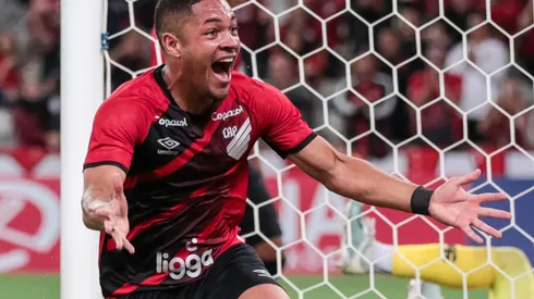 Foto: Robson Mafra/AGIF – Vitor Roque marcou dois gols na goleada do Athletico-PR