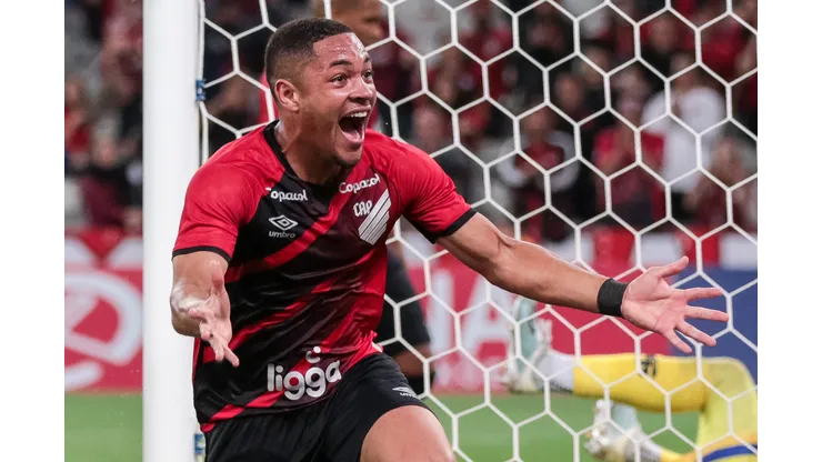 Foto: Robson Mafra/AGIF - Vitor Roque marcou dois gols na goleada do Athletico-PR