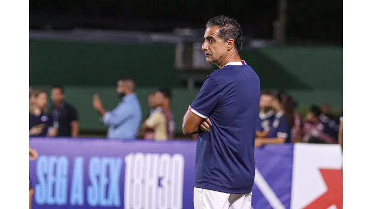 Foto: Renan Oliveira/AGIF - Renato Paiva lamenta mais uma derrota do Bahia.