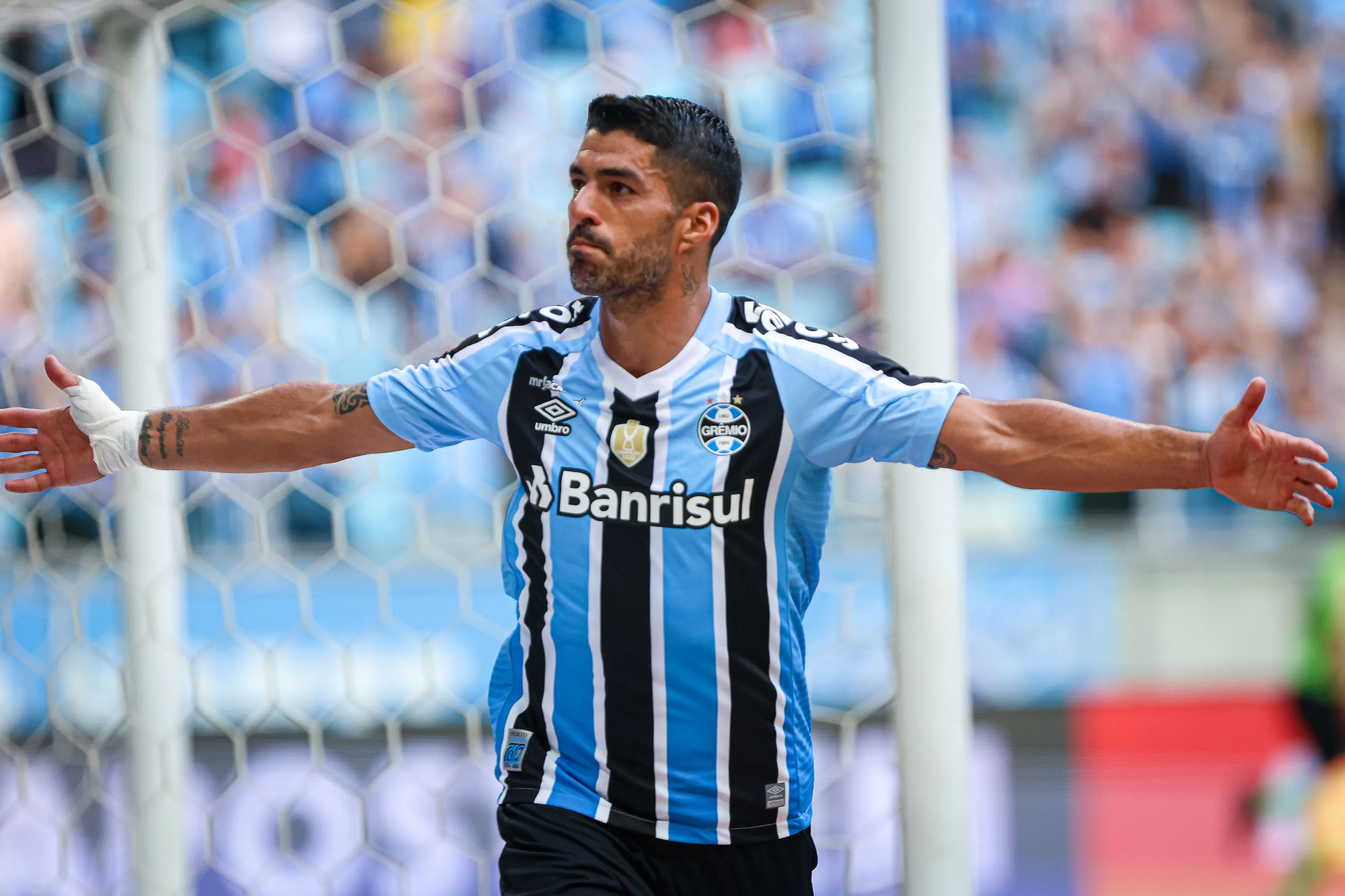 Luis Suárez comemora seu gol durante partida contra o Aimoré, na Arena do Grêmio pelo Gauchão 2023 (Foto: Maxi Franzoi/AGIF)