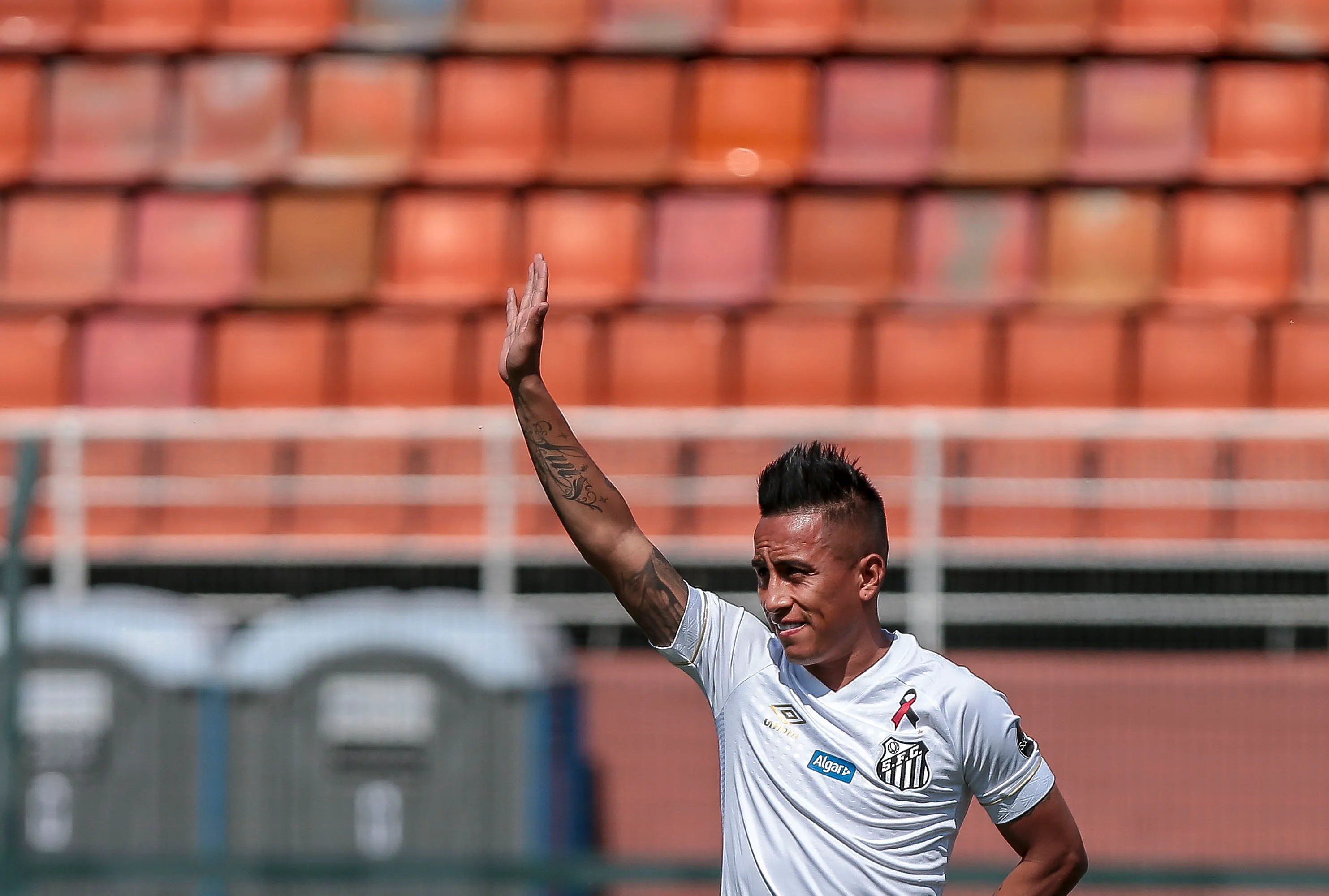Jogador Cueva pelo Santos em 2019 (Foto: Ale Cabral/AGIF)