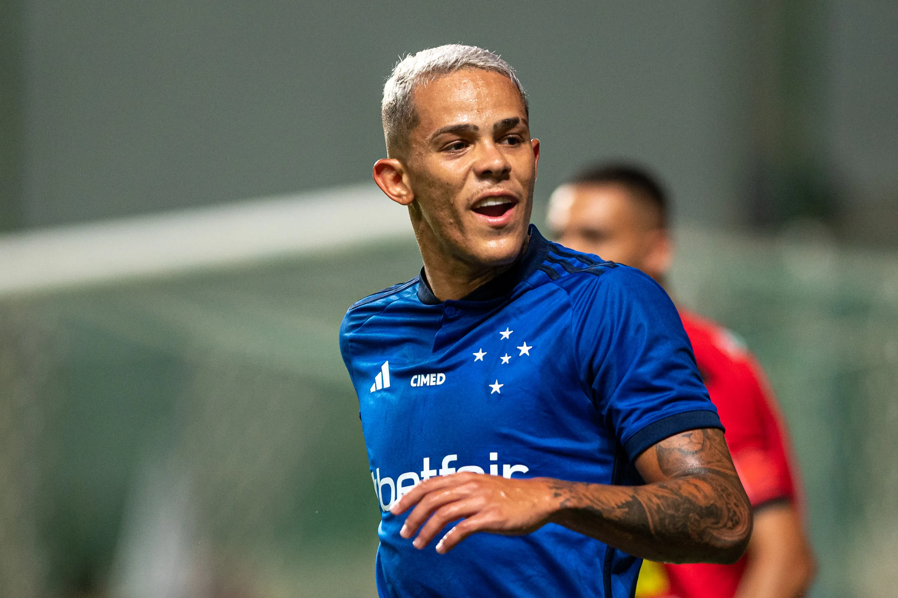 Foto: Alessandra Torres/AGIF – Wallisson chegou ao Cruzeiro no começo da temporada