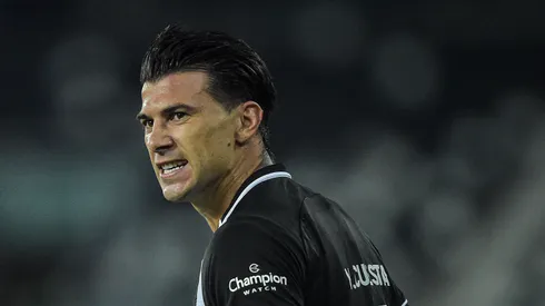 RJ - Rio de Janeiro - 06/06/2022 - BRASILEIRO A 2022, BOTAFOGO X GOIAS - Victor Cuesta jogador do Botafogo comemora seu gol durante partida contra o Goias no estadio Engenhao pelo campeonato Brasileiro A 2022. Foto: Thiago Ribeiro/AGIF