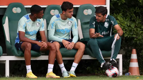 Foto: Cesar Greco/Palmeiras/by Canon - Abel Ferreira observa de perto dupla da base.