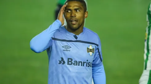 Foto: Pedro H. Tesch/AGIF – Douglas Costa reascende polêmica no Grêmio