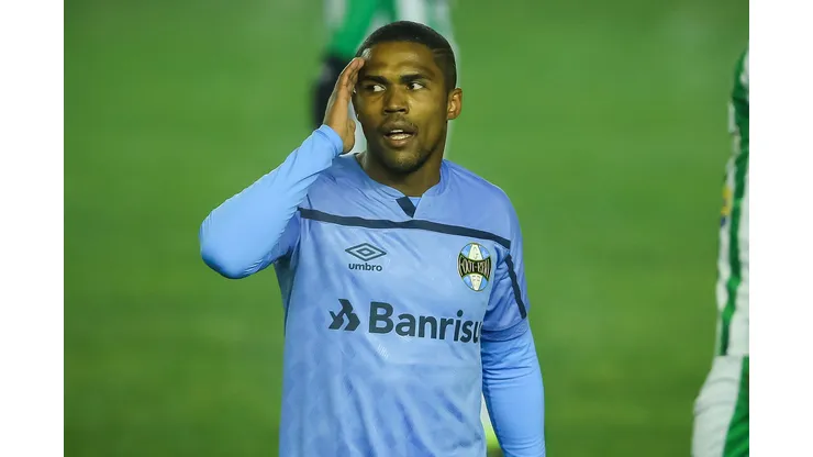 Foto: Pedro H. Tesch/AGIF - Douglas Costa reascende polêmica no Grêmio