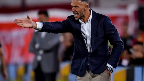 Photo by Marcelo Endelli/Getty Images - Técnico do River Plate comenta confronto contra o Fluminense.