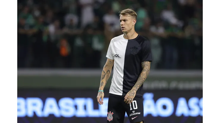 Foto: Marcello Zambrana/AGIF - Roger Guedes mostra indignação em derrota para o rival.