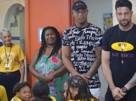 Goleiros do Tricolor de Aço visitam crianças de instituição solidária em data comemorativa