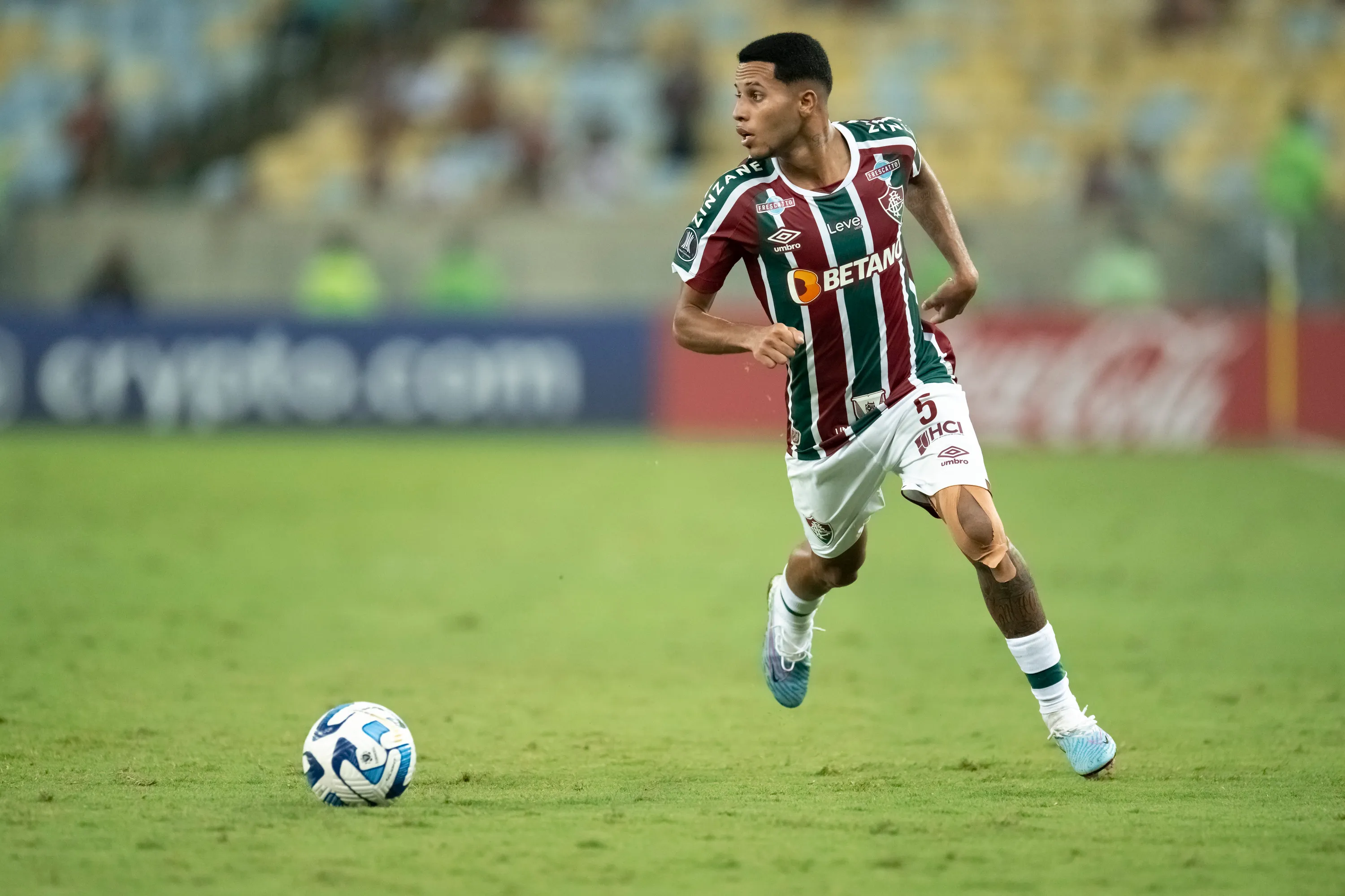 RJ – RIO DE JANEIRO – 18/04/2023 – LIBERTADORES 2023, FLUMINENSE X THE STRONGEST – Alexsander jogador do Fluminense durante partida contra o The Strongest no estadio Maracana pelo campeonato Libertadores 2023. Foto: Jorge Rodrigues/AGIF