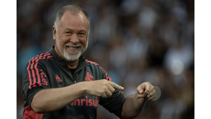 RJ - Rio de Janeiro - 16/10/2022 - BRASILEIRO A 2022, BOTAFOGO X INTERNACIONAL - Mano Menezes tecnico do Internacional durante partida contra o Botafogo no estadio Engenhao pelo campeonato Brasileiro A 2022. Foto: Jorge Rodrigues/AGIF
