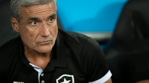 RJ – RIO DE JANEIRO – 20/04/2023 – COPA SUL-AMERICANA 2023, BOTAFOGO X CESAR VALLEJO – Luis Castro tecnico do Botafogo durante partida contra o Cesar Vallejo no estadio Engenhao pelo campeonato Copa Sul-Americana 2023. Foto: Jorge Rodrigues/AGIF