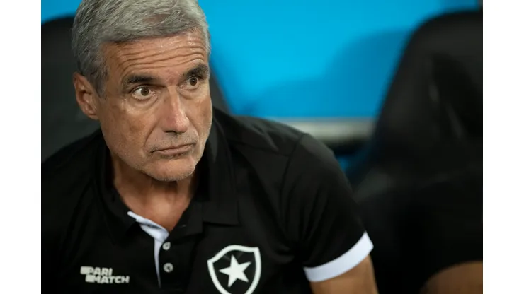 RJ - RIO DE JANEIRO - 20/04/2023 - COPA SUL-AMERICANA 2023, BOTAFOGO X CESAR VALLEJO - Luis Castro tecnico do Botafogo durante partida contra o Cesar Vallejo no estadio Engenhao pelo campeonato Copa Sul-Americana 2023. Foto: Jorge Rodrigues/AGIF