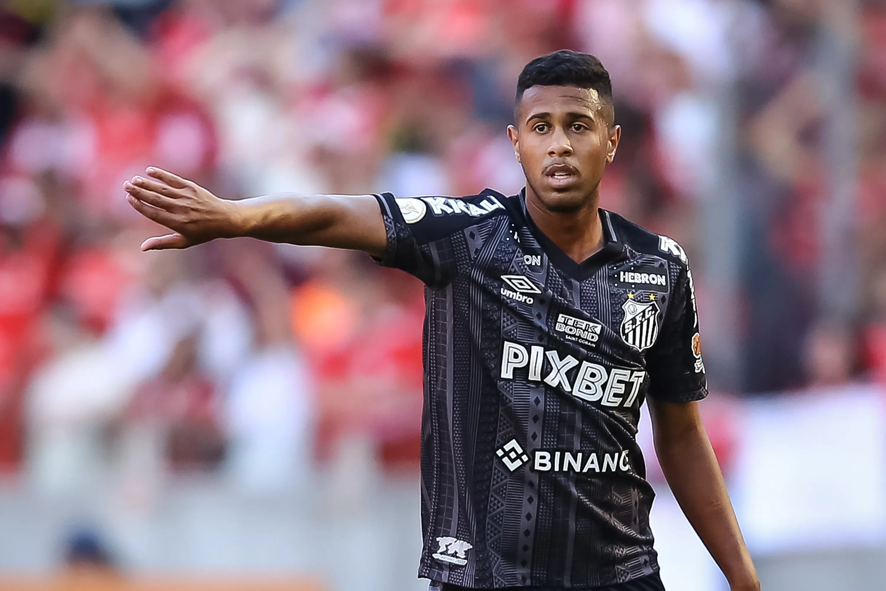 Pedro H. Tesch/AGIF – Ed Carlos atuando pelo Santos em 2022