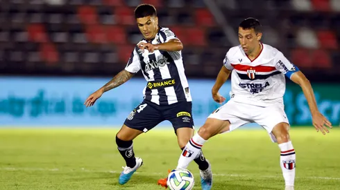 Thiago Calil/AGIF- Botafogo-SP e Santos no jogo de ida da Copa do Brasil 2023.