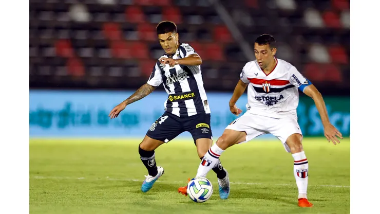 Thiago Calil/AGIF- Botafogo-SP e Santos no jogo de ida da Copa do Brasil 2023.