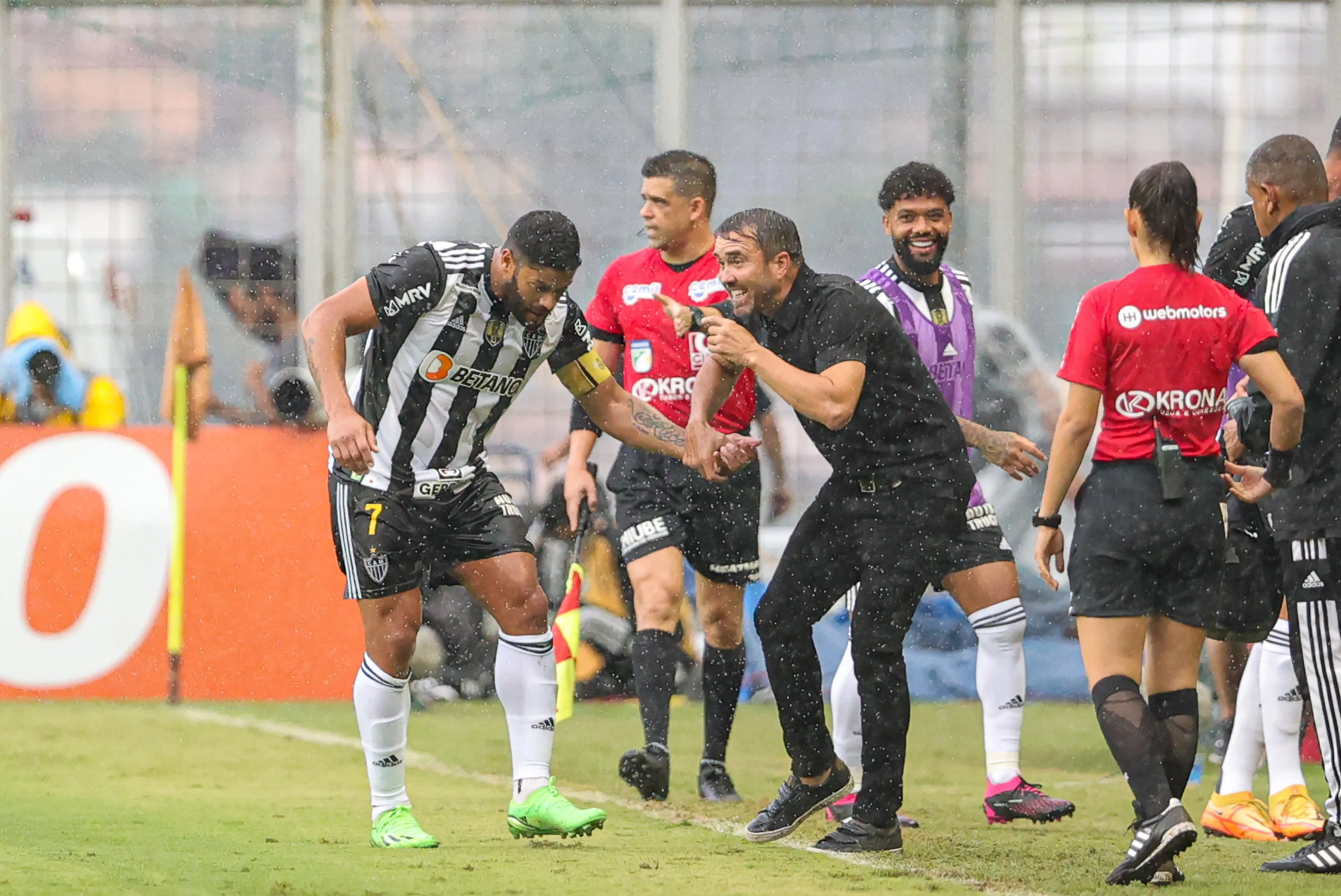 . Foto: Gilson Junio/AGIF – Coudet passando instruções para Hulk