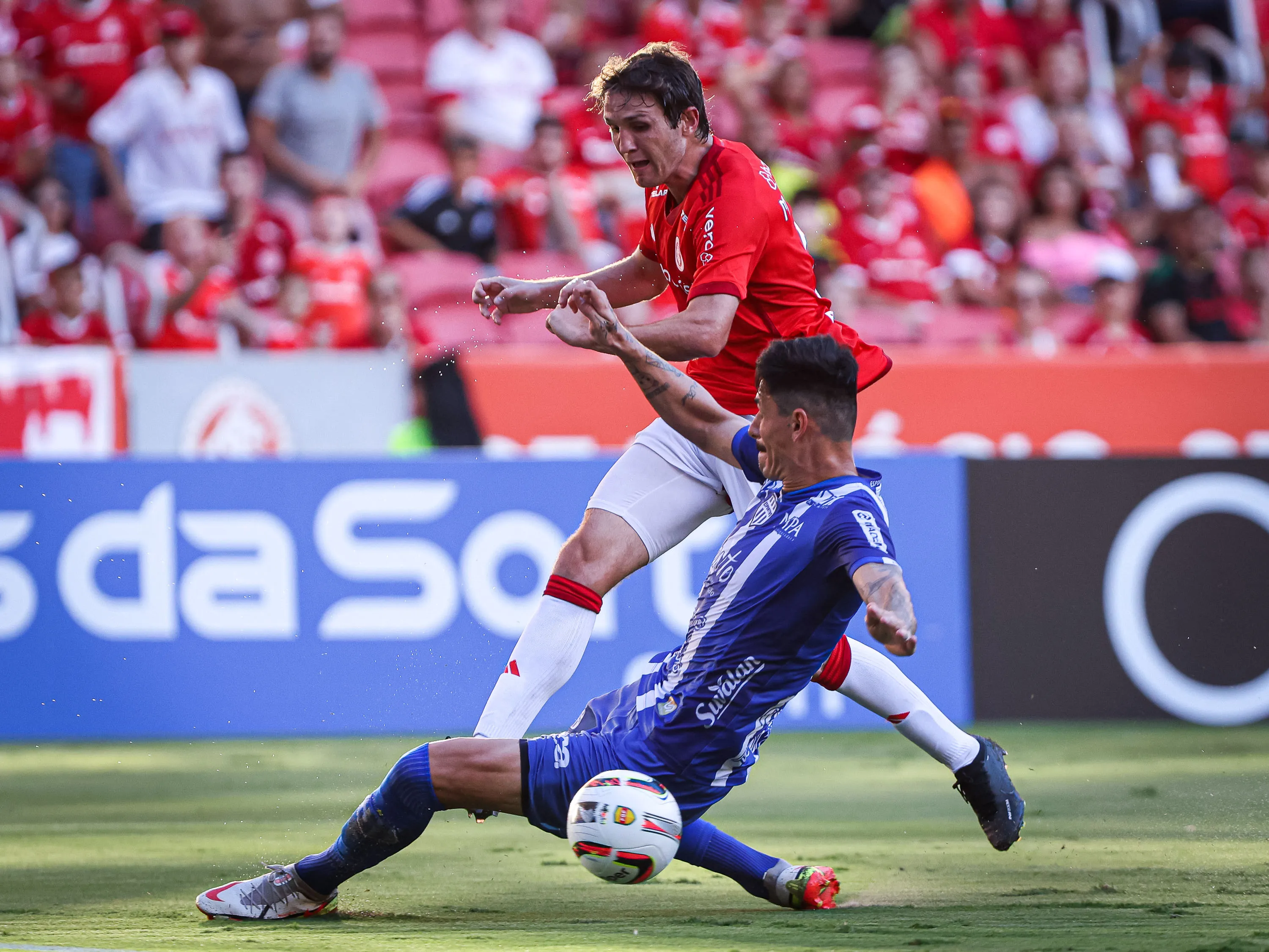 Foto: Maxi Franzoi/AGIF – Mário Fernandes atuando no Internacional