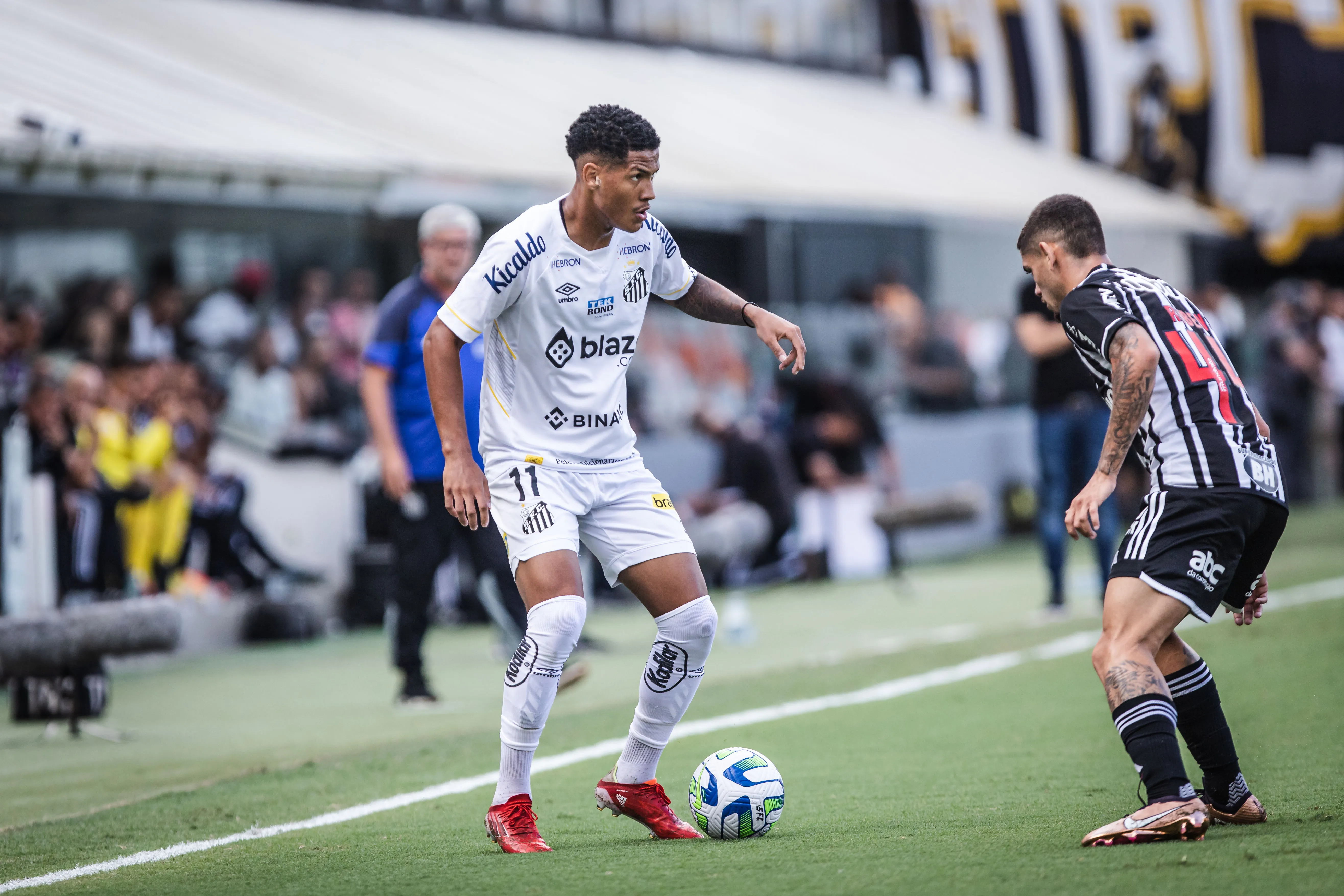 Foto: Abner Dourado/AGIF – Ângelo atuando pelo Santos contra o Atlético-MG