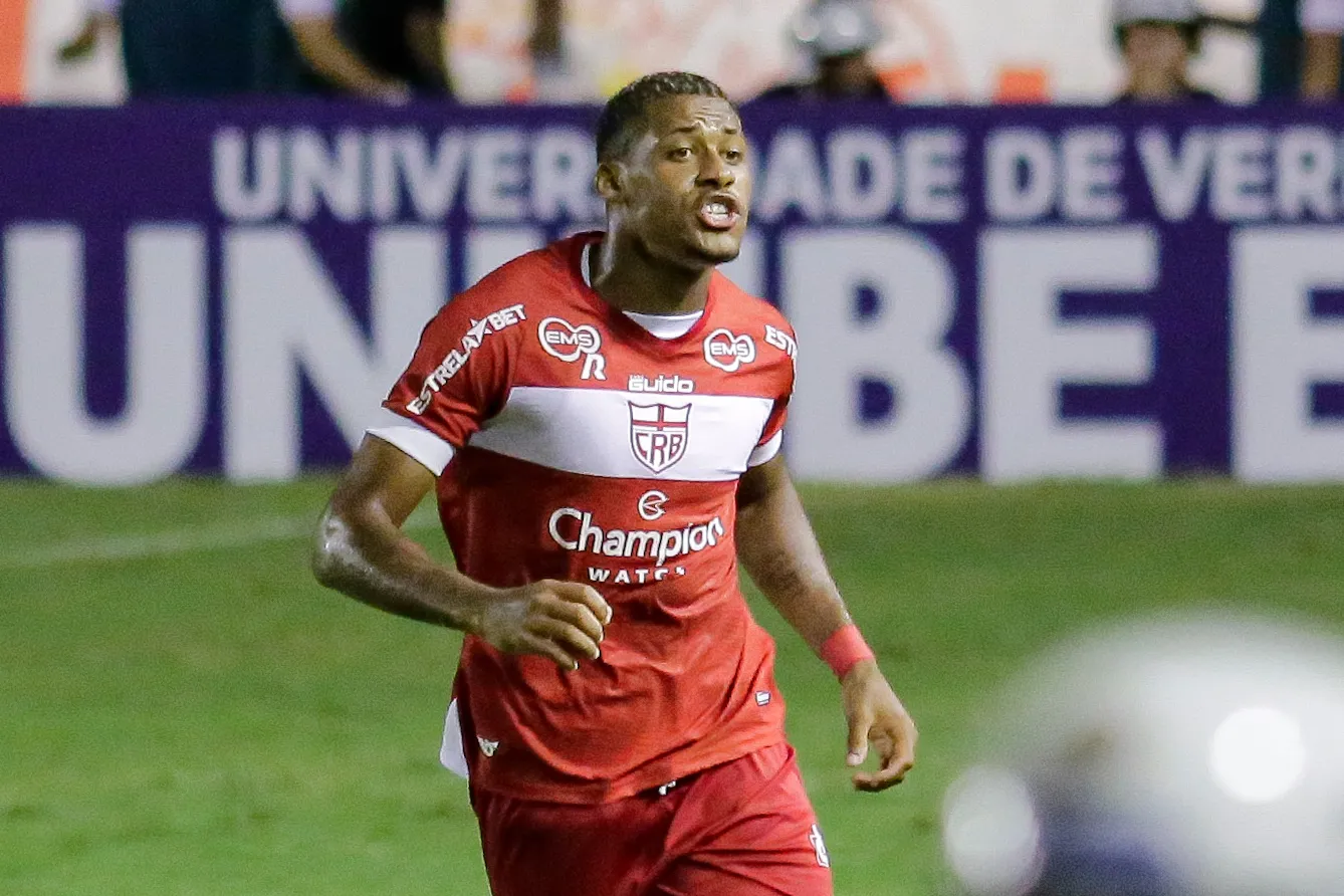 Foto: Rafael Vieira/AGIF – Gabriel Conceição atuando pelo CRB em 2022