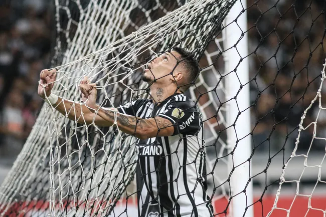 Fernando Moreno/AGIF – Paulinho lamentando chance perdida