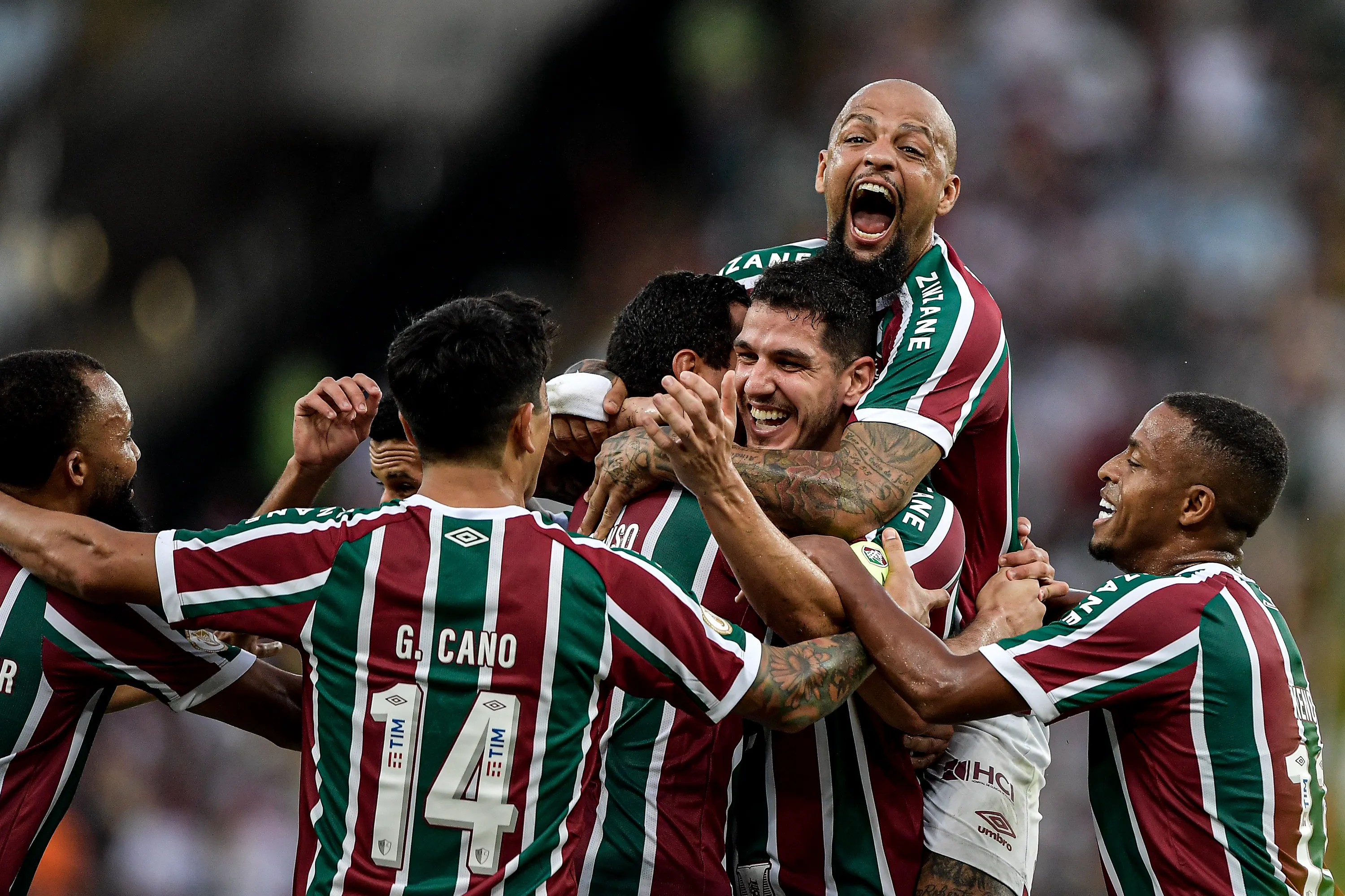 RJ – RIO DE JANEIRO – 22/04/2023 – BRASILEIRO A 2023, FLUMINENSE X ATHLETICO-PR – Nino jogador do Fluminense comemora seu gol com jogadores do seu time durante partida contra o Athletico-PR no estadio Maracana pelo campeonato BRASILEIRO A 2023. Foto: Thiago Ribeiro/AGIF