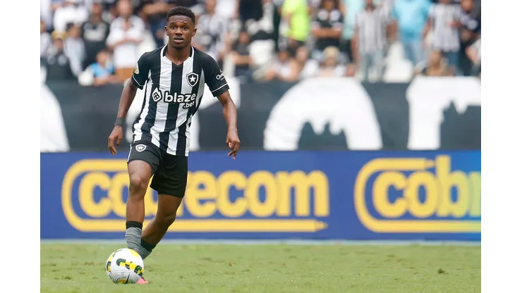 Foto: Vitor Silva/Botafogo - Jeffinho comenta diferenças entre Botafogo e Lyon.
