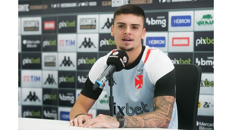 Foto: Daniel RAMALHO/VASCO - Gabriel Pec em entrevista coletiva no Vasco.