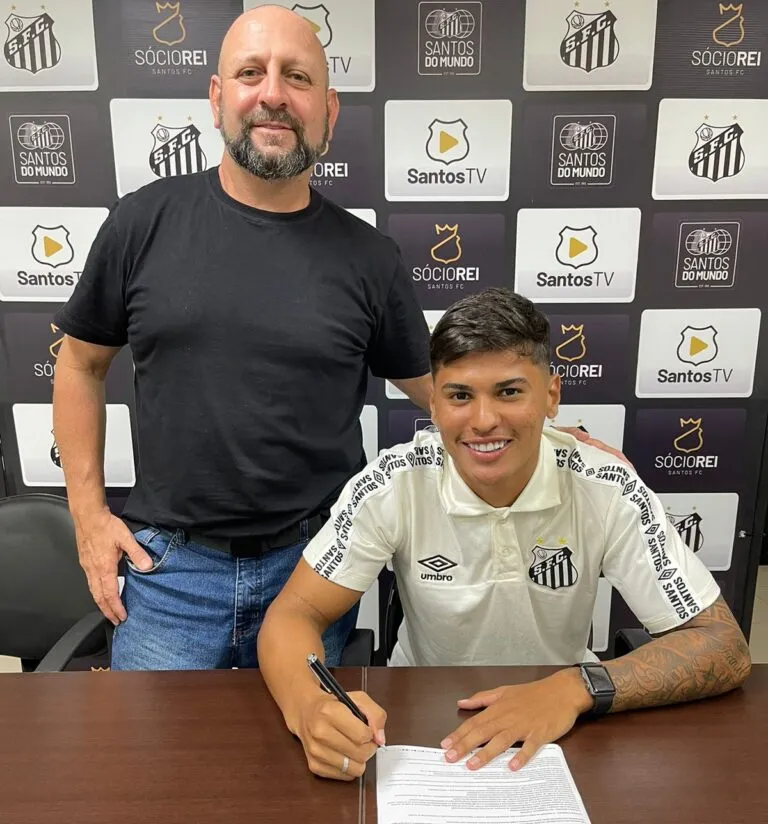 Foto: Reprodução/Santos FC – Cadu assinando contrato