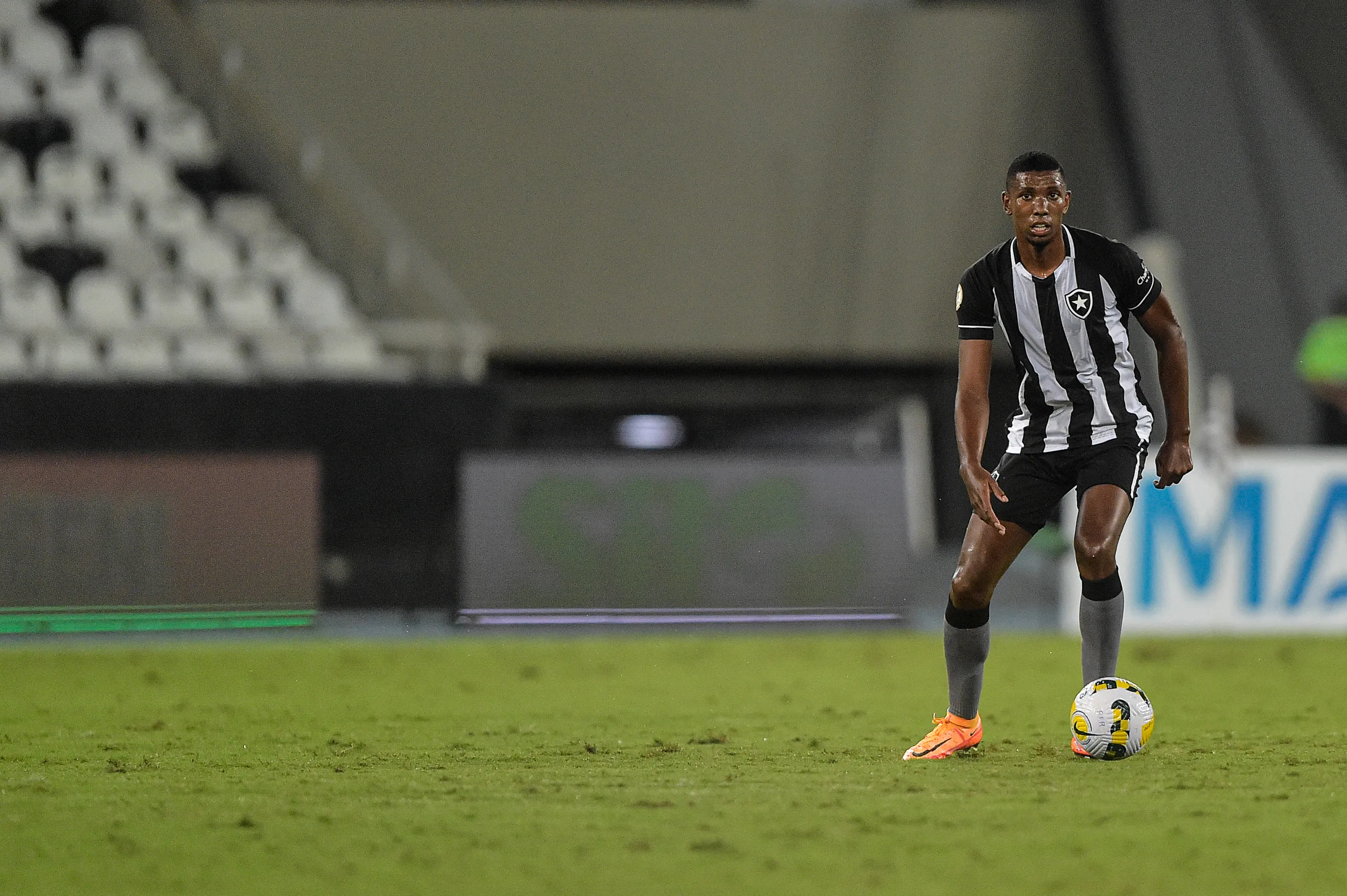 Thiago Ribeiro/AGIF – Kanu atuando pelo Botafogo em 2022