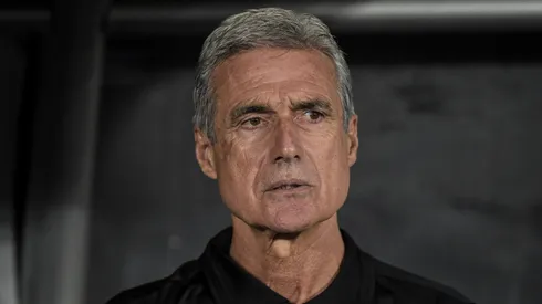 RJ – Rio de Janeiro – 10/11/2022 – BRASILEIRO A 2022, BOTAFOGO X SANTOS – Luis Castro tecnico do Botafogo durante partida contra o Santos no estadio Engenhao pelo campeonato Brasileiro A 2022. Foto: Thiago Ribeiro/AGIF