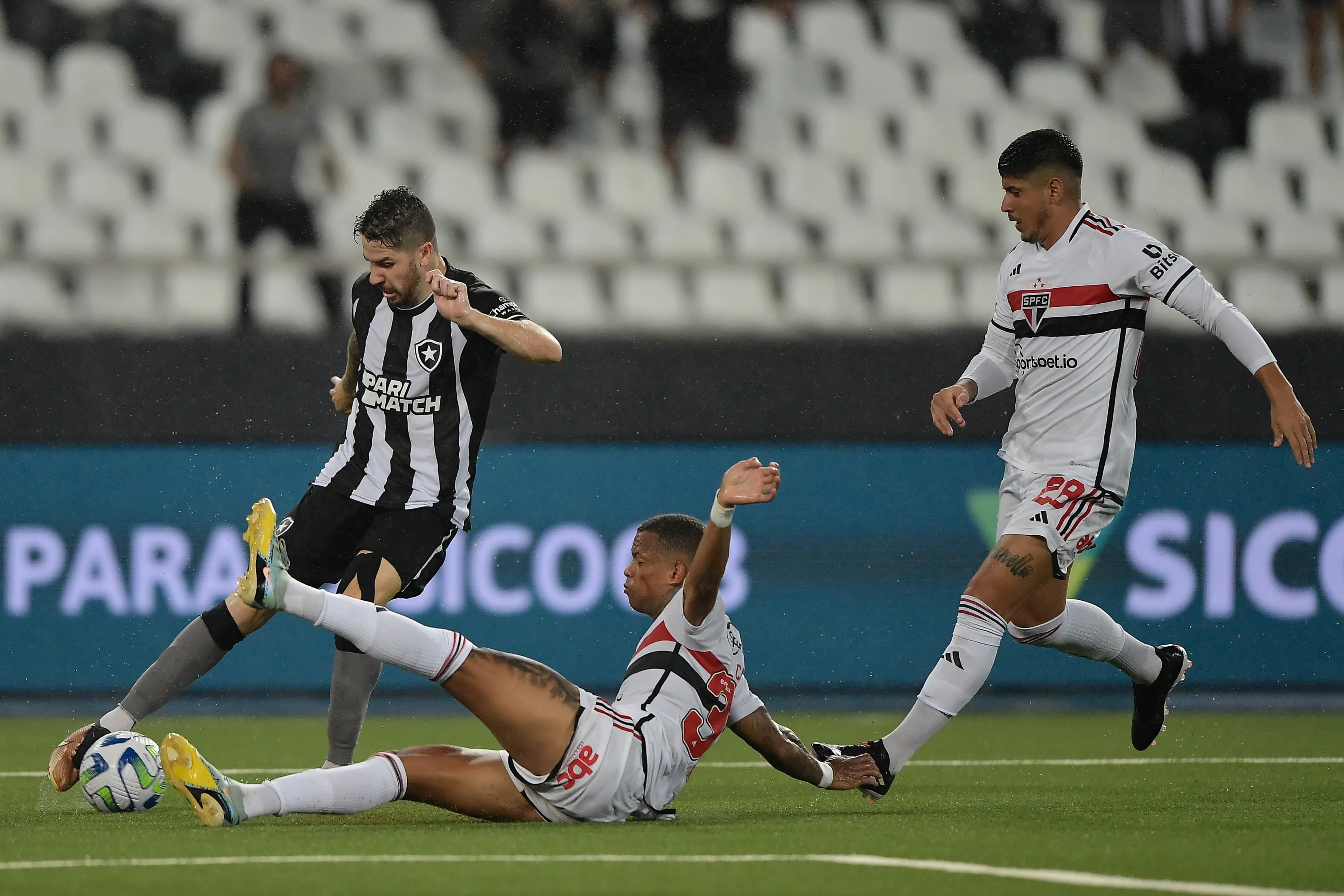 Thiago Ribeiro/AGIF – Lance da partida Botafogo x São Paulo