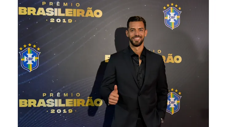 Foto: Thiago Ribeiro/AGIF - Atleta do Internacional pode jogar ao lado de Pablo Marí, ex-Flamengo.