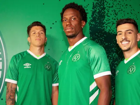 Chapecoense lança novos uniformes em homenagem aos 50 anos do time