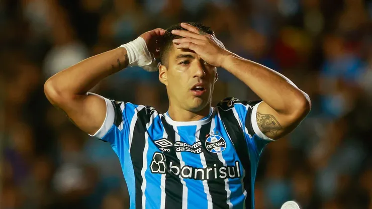 Torcida do Grêmio 'corneta' Suárez após mais um pênalti perdido