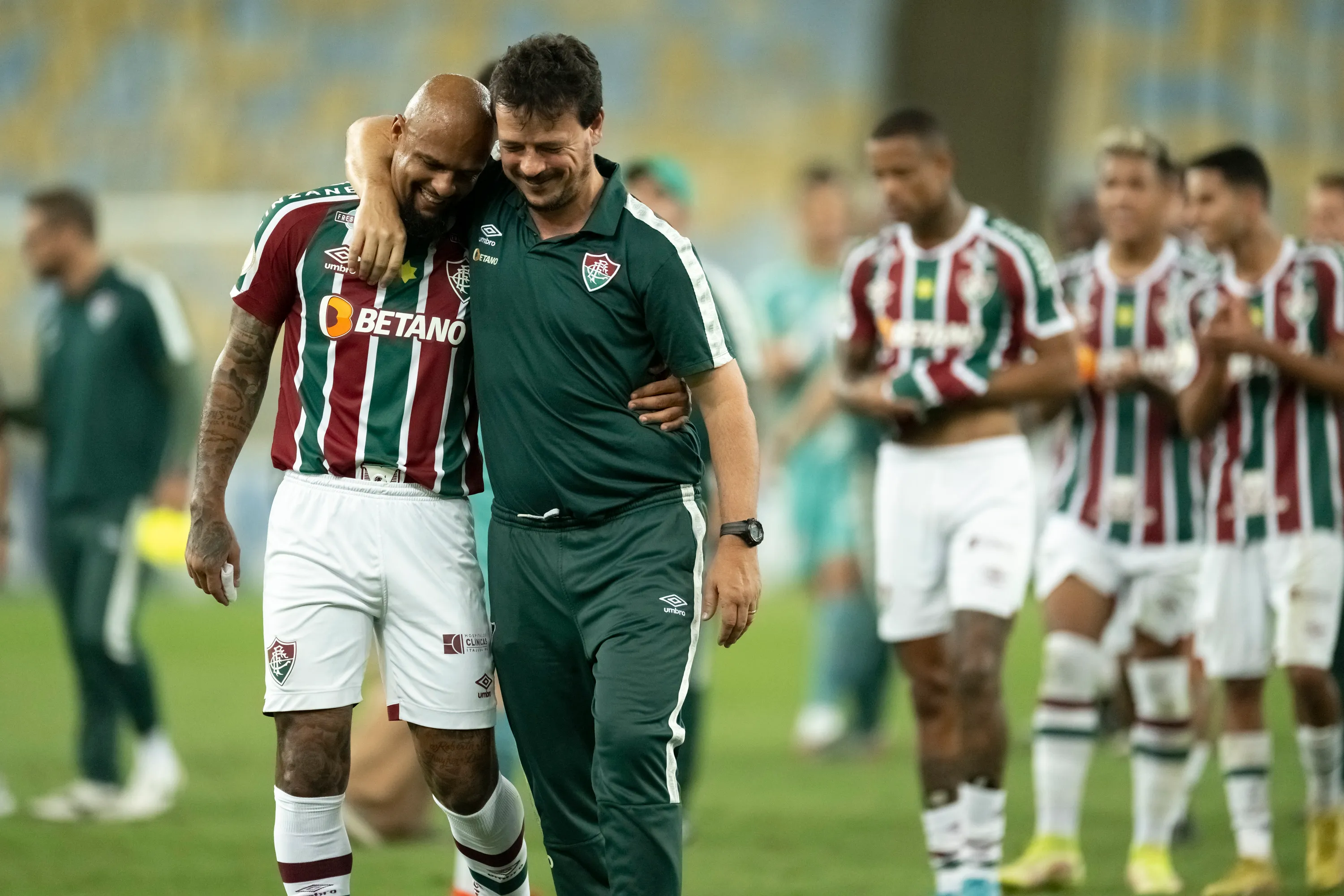 RJ – Rio de Janeiro – 09/11/2022 – BRASILEIRO A 2022, FLUMINENSE X GOIAS – Fernando Diniz tecnico do Fluminense comemora vitoria com Felipe Melo jogador do Fluminense contra o Goias no estadio Maracana pelo campeonato Brasileiro A 2022. Foto: Jorge Rodrigues/AGIF