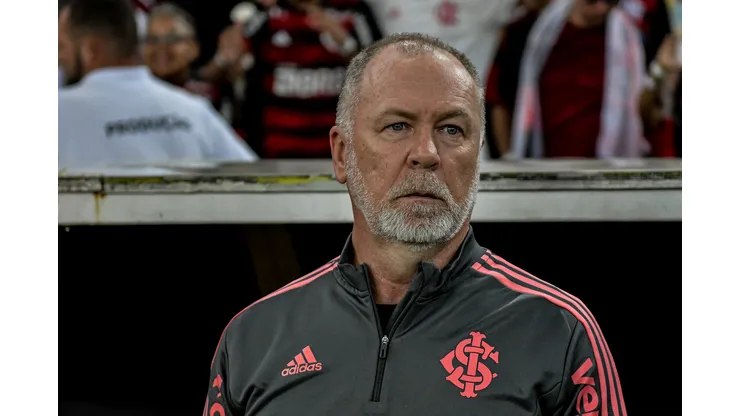 RJ - Rio de Janeiro - 05/10/2022 - BRASILEIRO A 2022, FLAMENGO X INTERNACIONAL - Mano Menezes tecnico do Internacional durante partida contra o Flamengo no estadio Maracana pelo campeonato Brasileiro A 2022. Foto: Thiago Ribeiro/AGIF